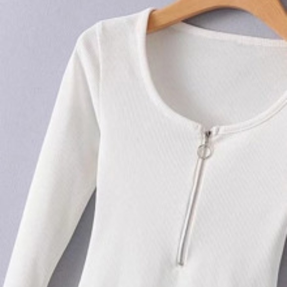 It's Back! 💋 Zip Up Bodysuit - Picture 2 of 4